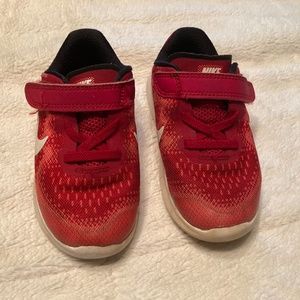 BOYS NIKE FREE RUN SNEAKERS!!